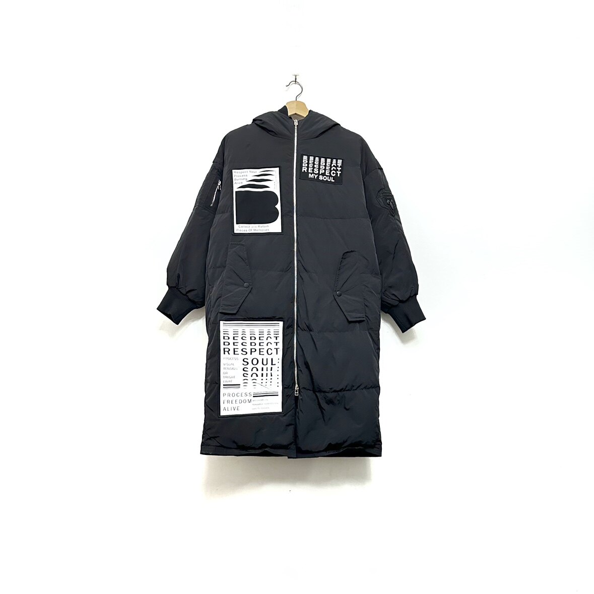 圣迪折扣女装 冬季撞色字母贴布装饰罗纹袖口休闲连帽羽绒服