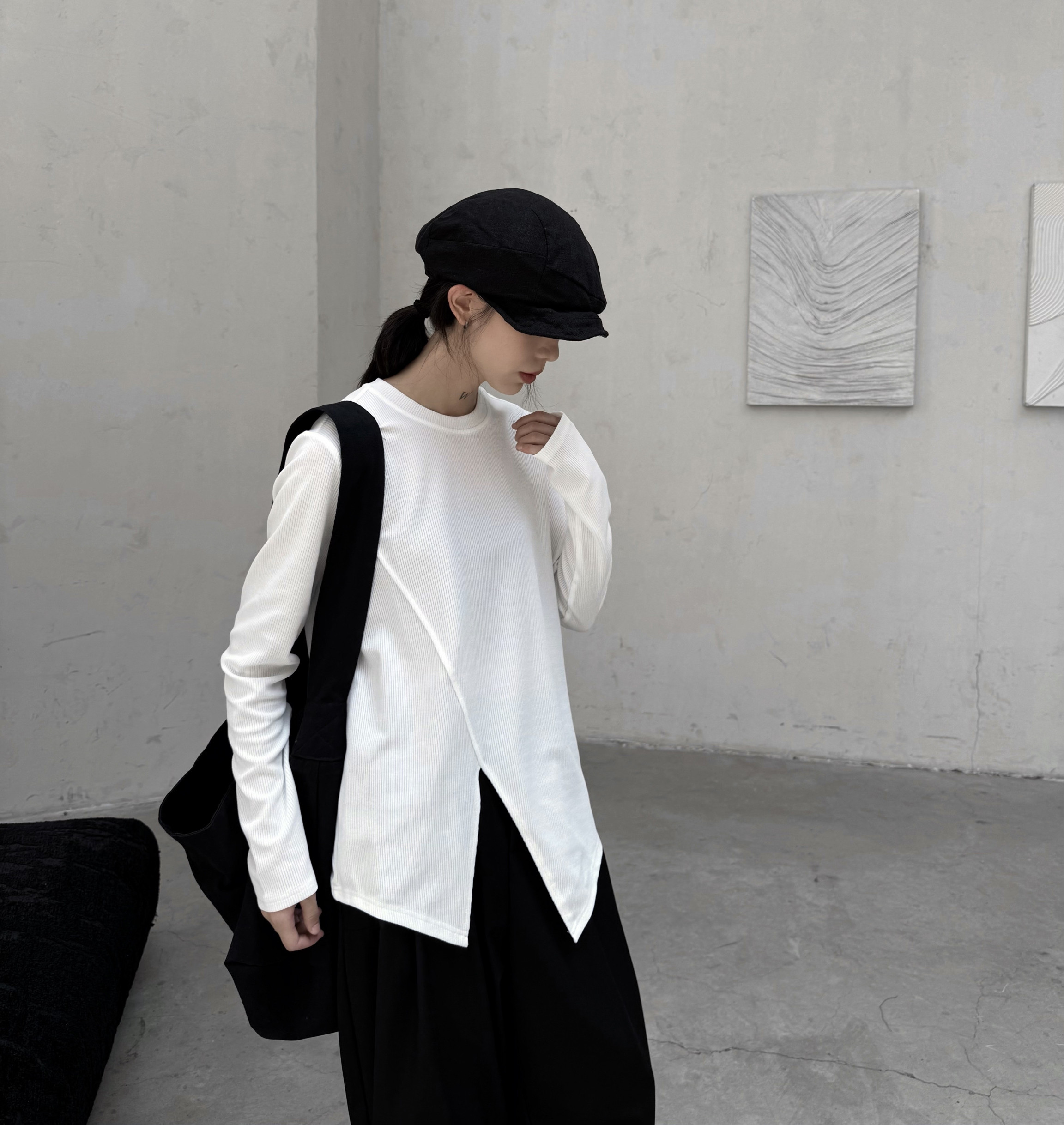 不规则设计款长袖T恤女图片