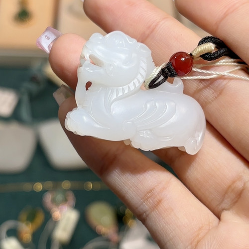 和田玉羊脂白玉貔貅挂件