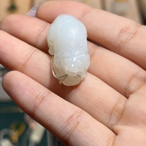 和田玉羊脂白玉貔貅挂件