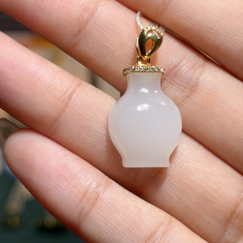 18K金和田玉羊脂白玉水瓶挂件