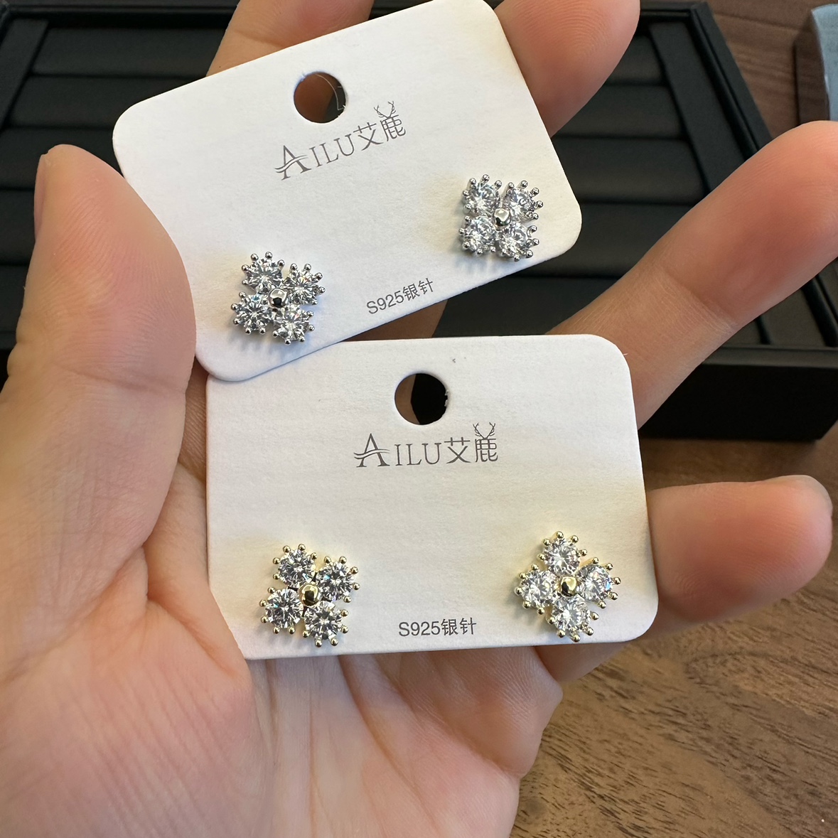 艾鹿气质百搭高级感简约风温柔淑女通勤四叶小花耳环02302