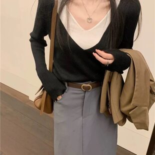 假两件V领撞色针织毛衣女春秋季大码内搭别致漏锁骨打底纯欲上衣