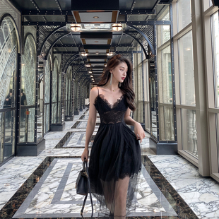 性感连衣裙女2020早春黑色吊带裙子收腰蕾丝网纱拼接小黑裙