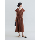 Dotdrobe多着 陶土红 白色 小飞袖 V领褶裥连衣裙夏抗皱宽松长裙