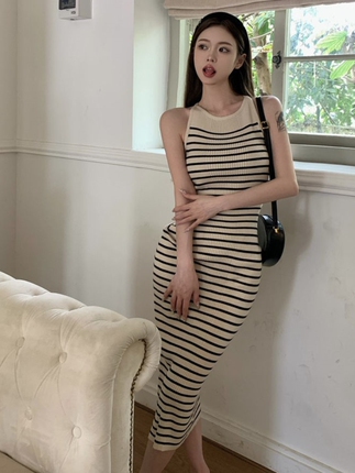Hong Kong Style Spicy Girl Striped Sleeveless Knitted Dress for Women, New Summer Style, Pure and Alluring, Slim-Fitting, Mid-Length Dress