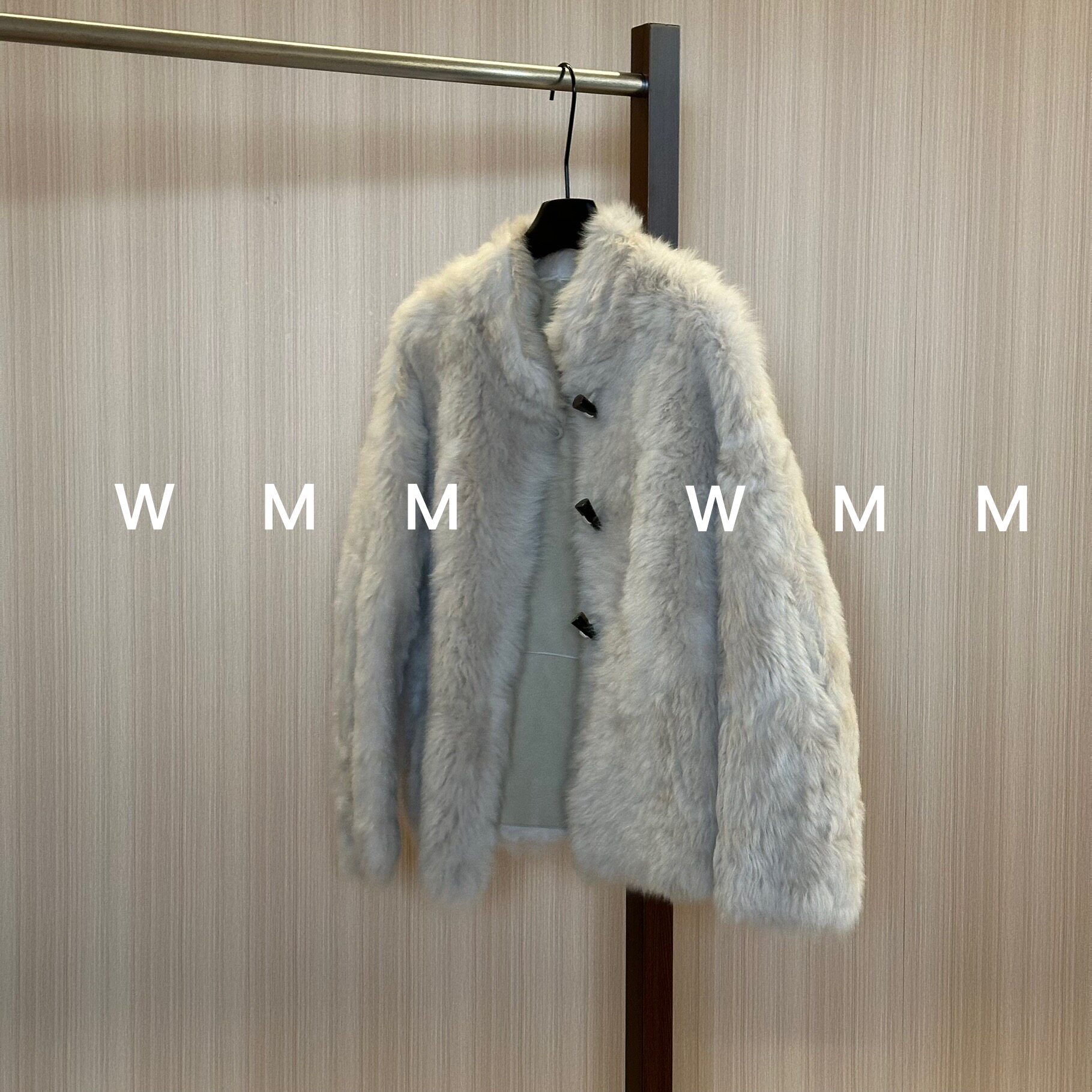 WMM牛角扣拖卡女秋冬新款保暖时尚毛毛外套皮毛一体显瘦气质千金