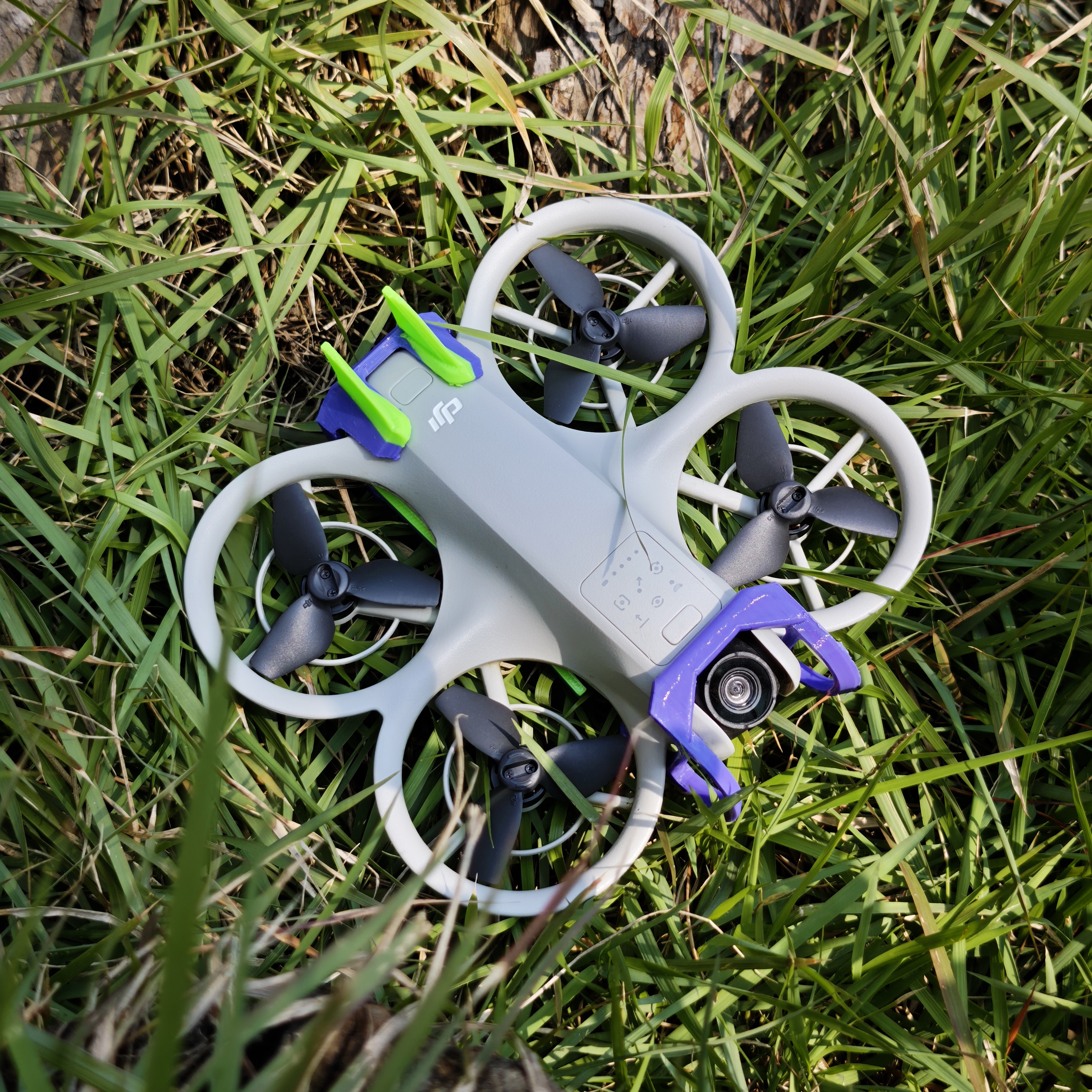 免螺丝电池防脱飞行尾翼