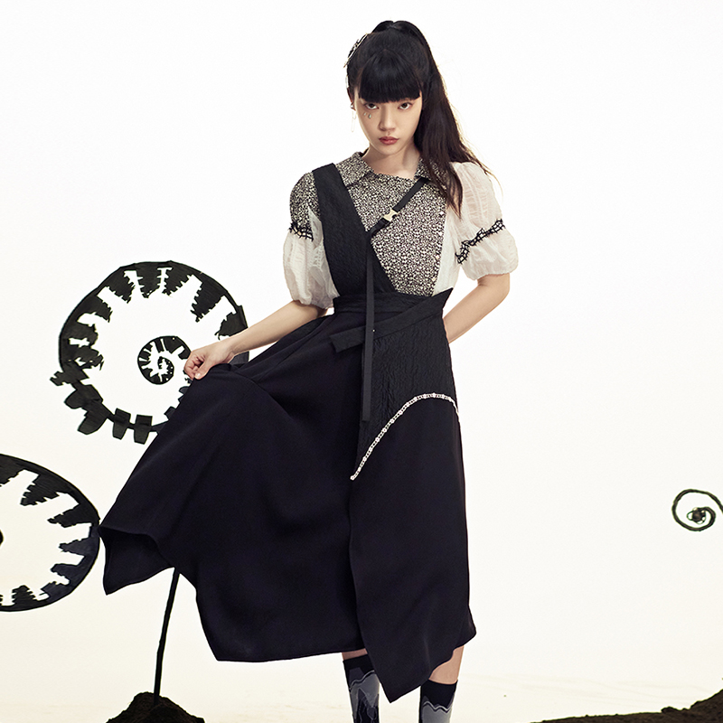 原创中长款黑色宽松腰背带裙