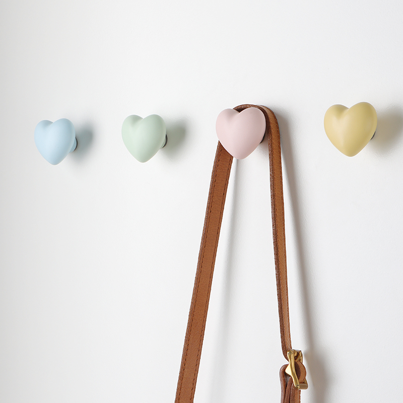 爱心衣柜旁挂衣钩免打孔无痕