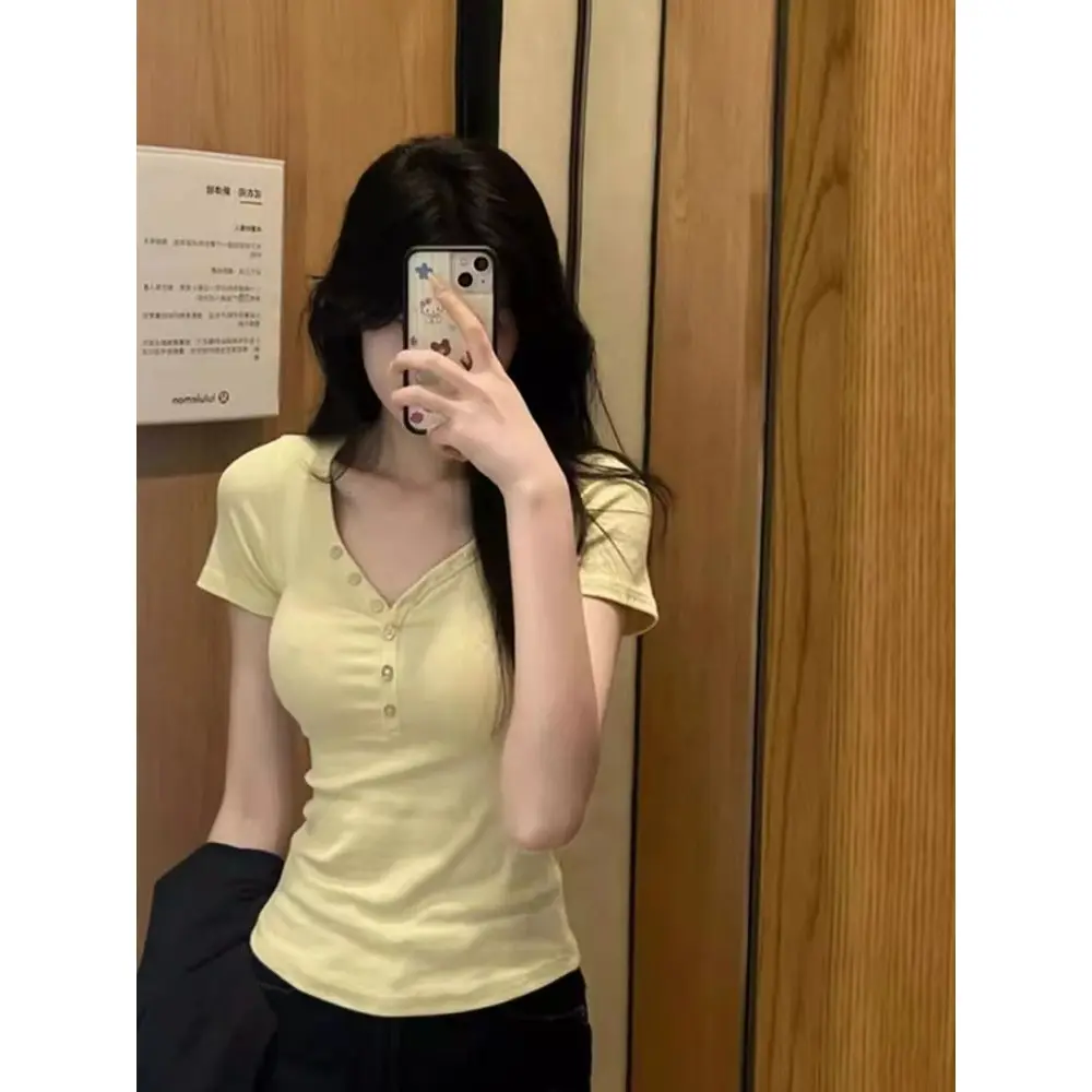 奶黄色v领正肩短袖t恤女夏季2025新款修身设计感纽扣美式辣妹上衣