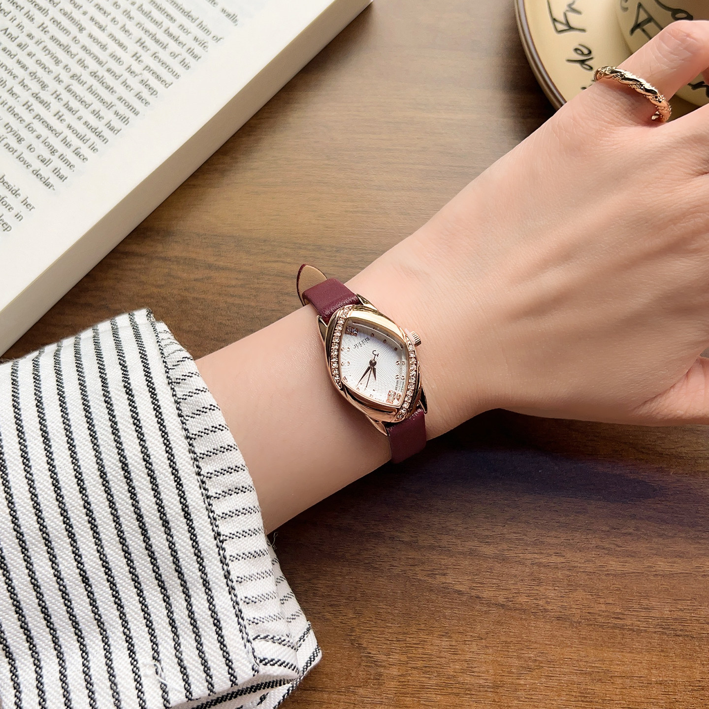 【聚利时】轻奢女士石英腕表