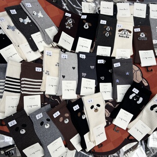 源佰川黑白条纹袜子女ins潮羊绒长筒袜字母C外穿鲨鱼裤柔软中筒袜