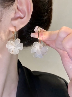 超仙白色花瓣花朵耳环法式气质耳圈2025年新款潮小众设计个性耳坠