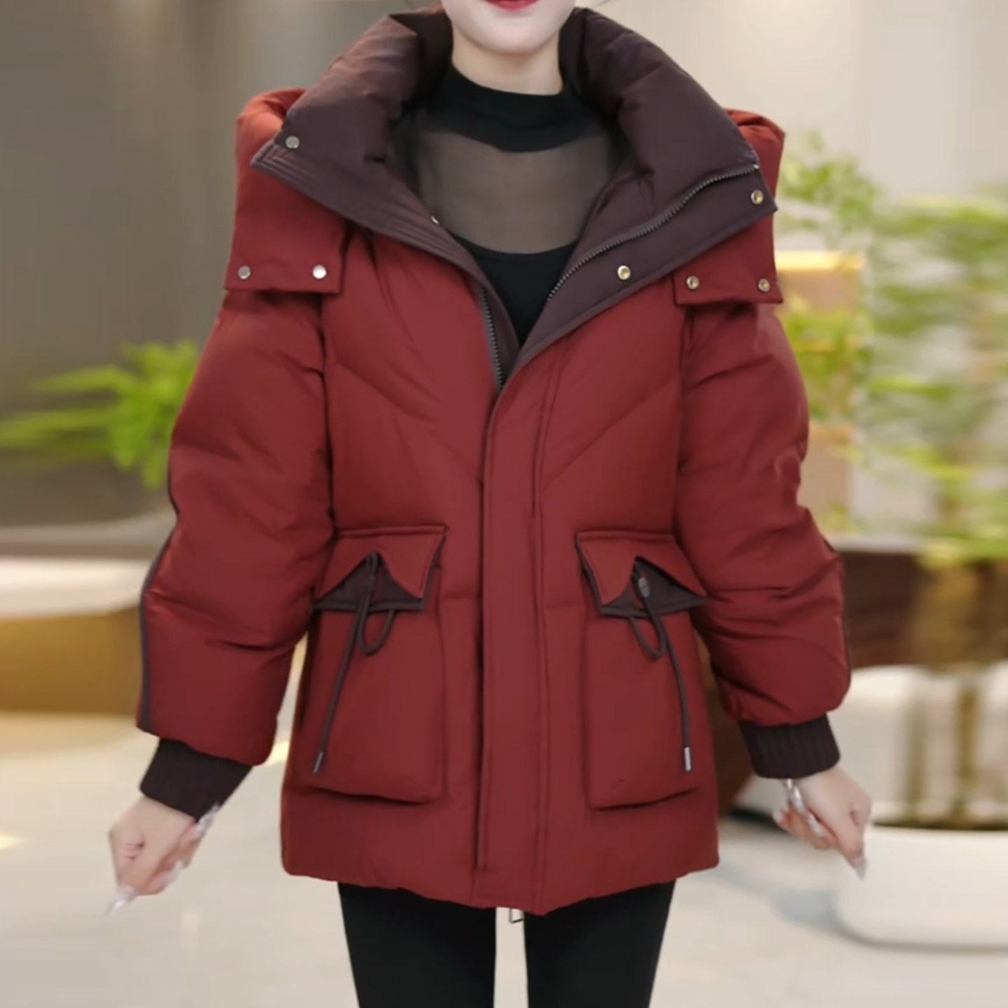 平湖羽绒服女款2025新款九江品牌时尚洋气连帽巨好看妈妈冬装外套