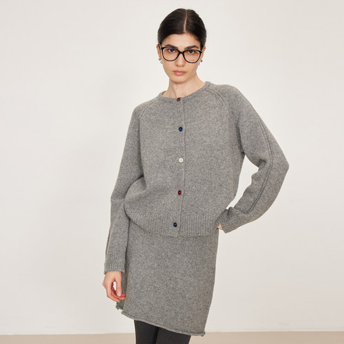 灰色羊毛针织套装针织开衫半身裙