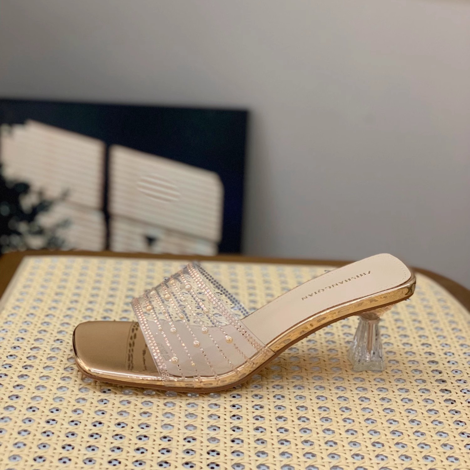 一字拖鞋女2025新款法式水钻粗跟外穿时尚外出高跟鞋夏季方头时尚