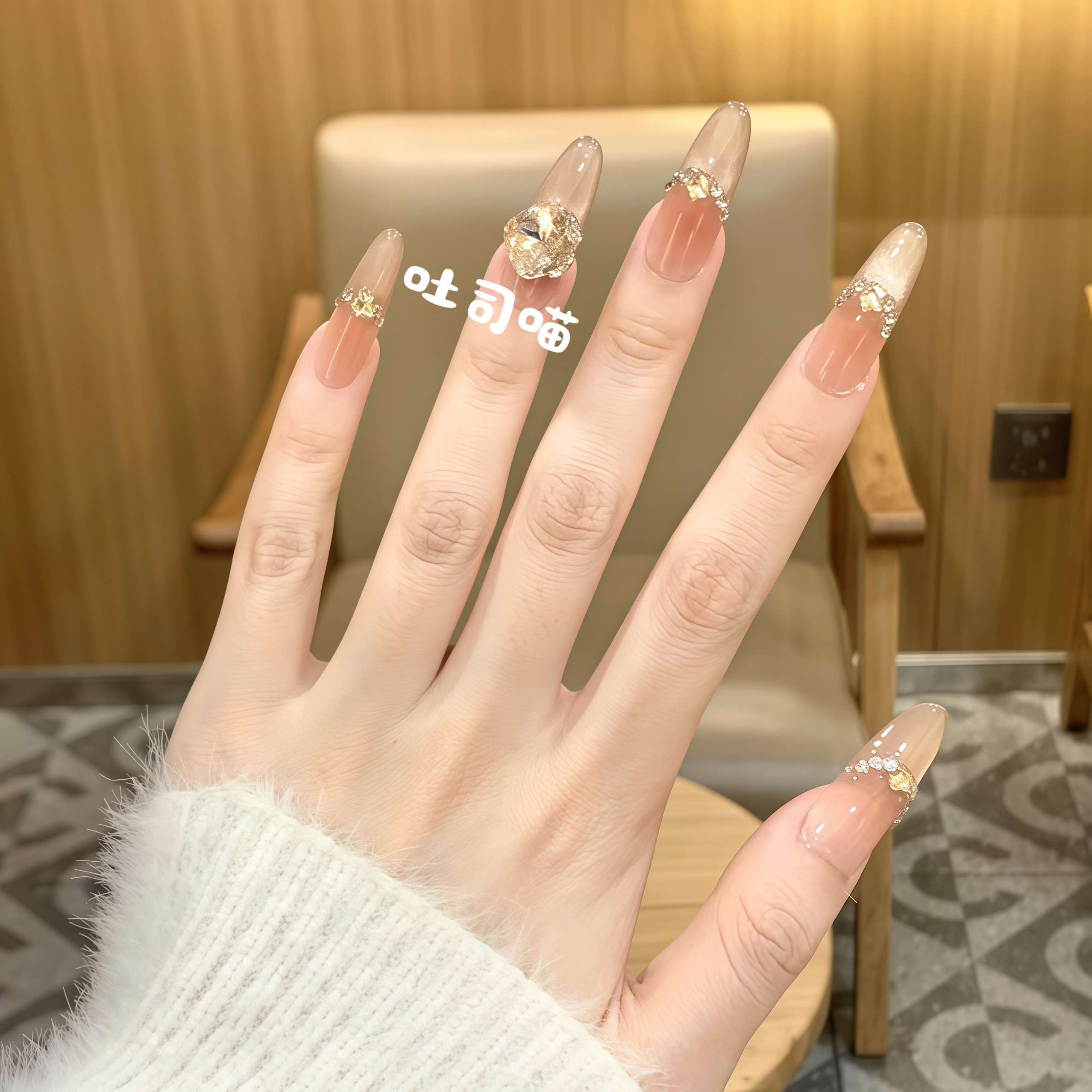 手工穿戴甲拍婚纱照香槟金色猫眼美甲显白千金风贵气法式新娘甲片