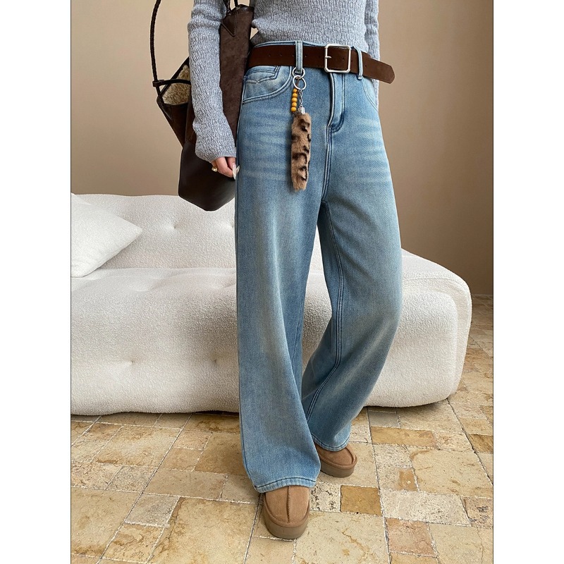 含腰带挂件水洗浅蓝窄版直筒加绒牛仔裤