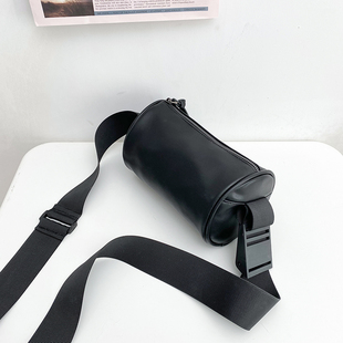 小众ins超火包 斜挎手机小包水桶包女街头嘻哈单肩背包圆筒包 新款