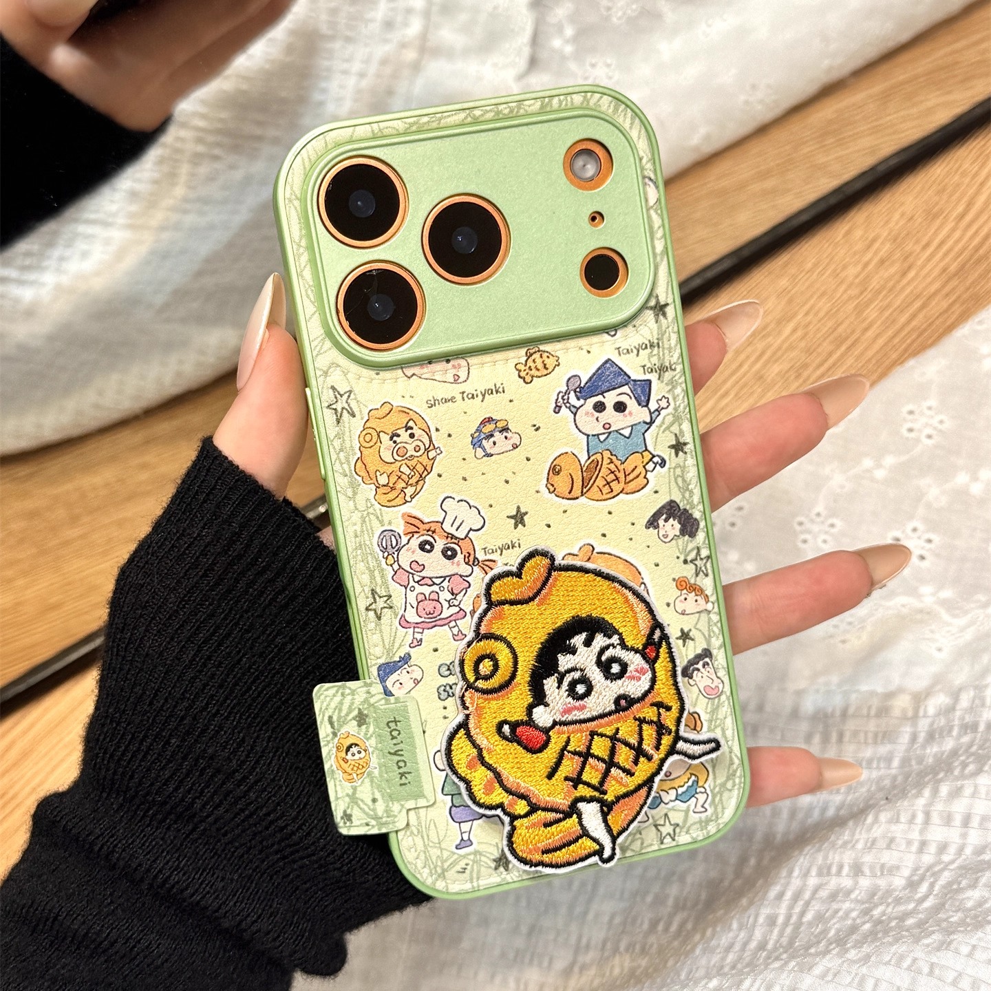 日系动漫可爱小新小伙伴刺绣折叠支架适用于iphone17promax苹果14手机壳15新款16pro女13秋冬17pm皮纹防摔套