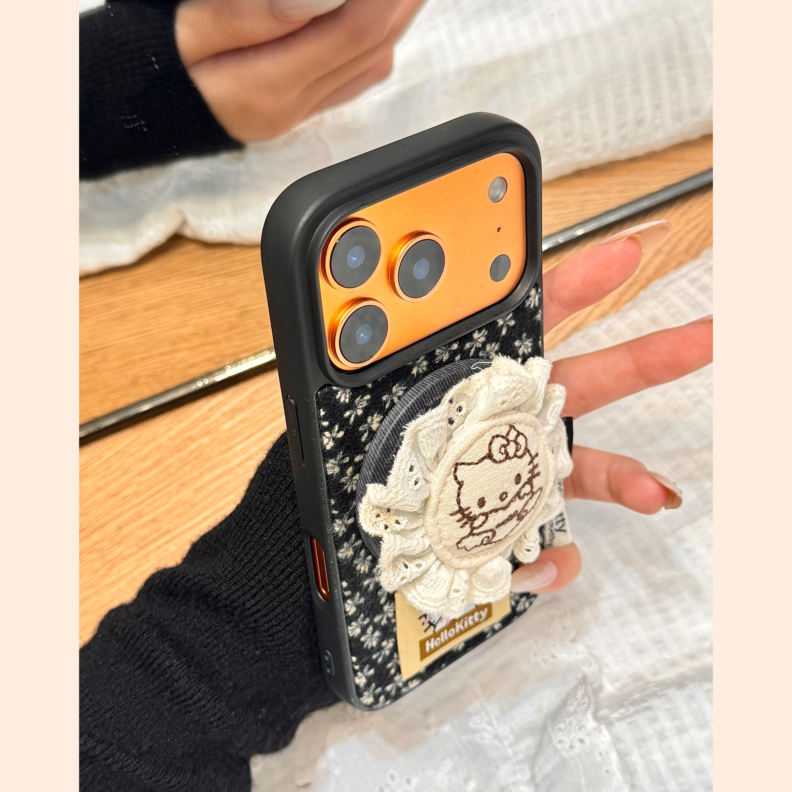 秋冬季小碎花朵刺绣kitty猫磁吸支架手拎绳适用于iphone17promax苹果14手机壳15新款16pro女13高级感17pm防摔