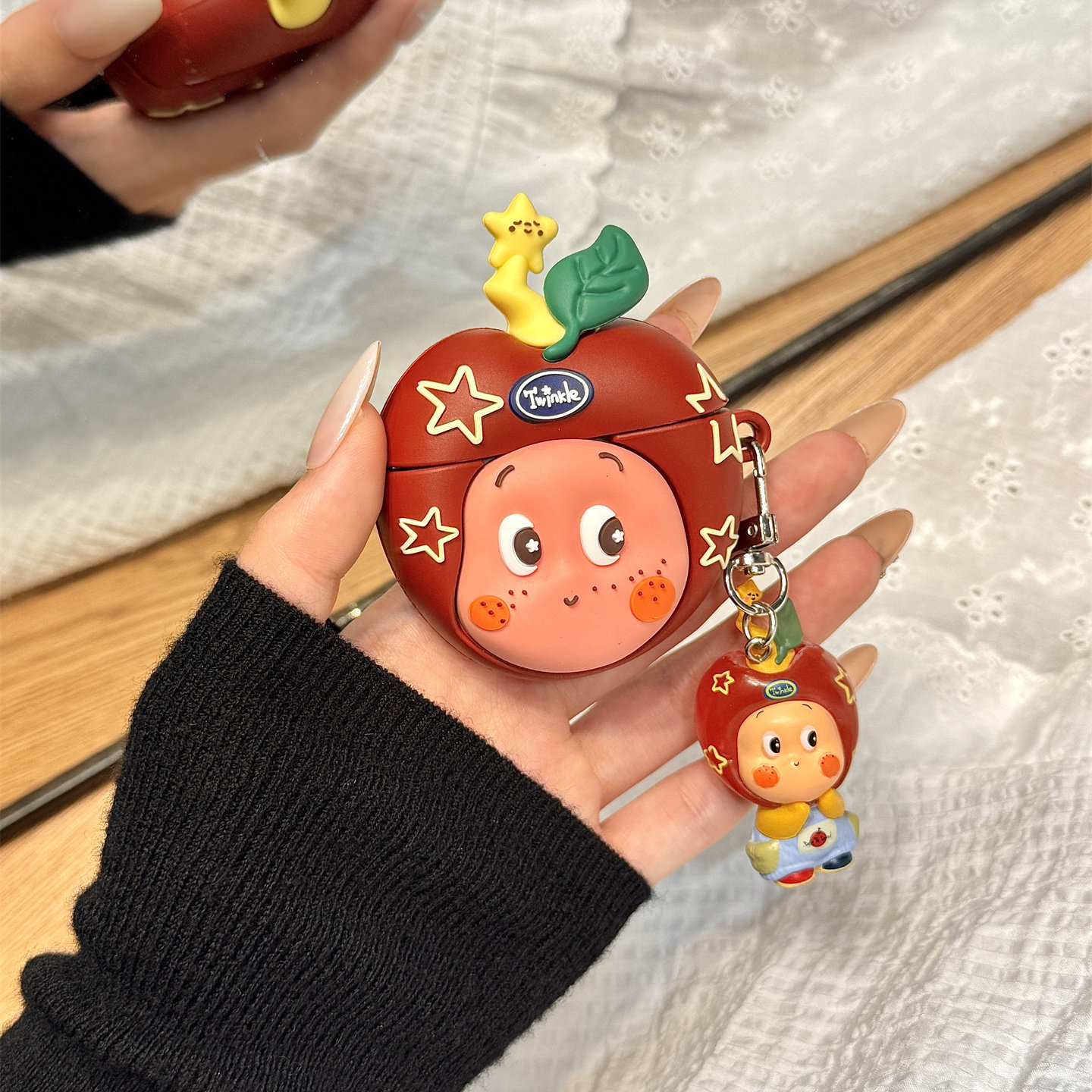 立体可爱红苹果星星男孩公仔挂坠适用于苹果AirPodspro3耳机保护套AirPods pro4新款无线蓝牙3代AirPods1/2,3C数码配件,耳机保护套,淘宝优惠券,粉丝福利购,淘宝优惠卷