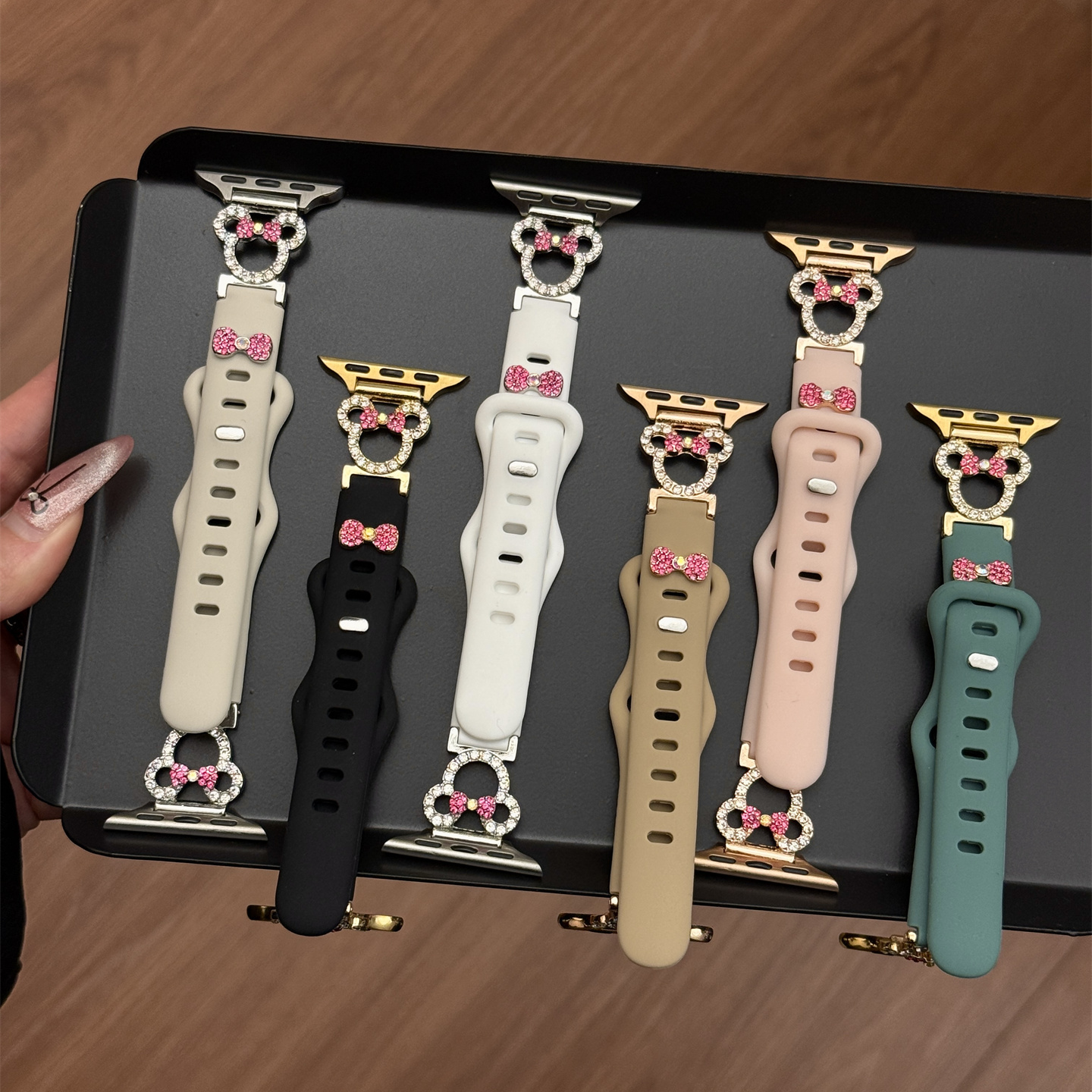 立体镶钻蝴蝶结米奇硅胶表带适用iwatch11苹果手表applewatch9高级感s10情侣款Ultra23新款45SE简约s9女款s6