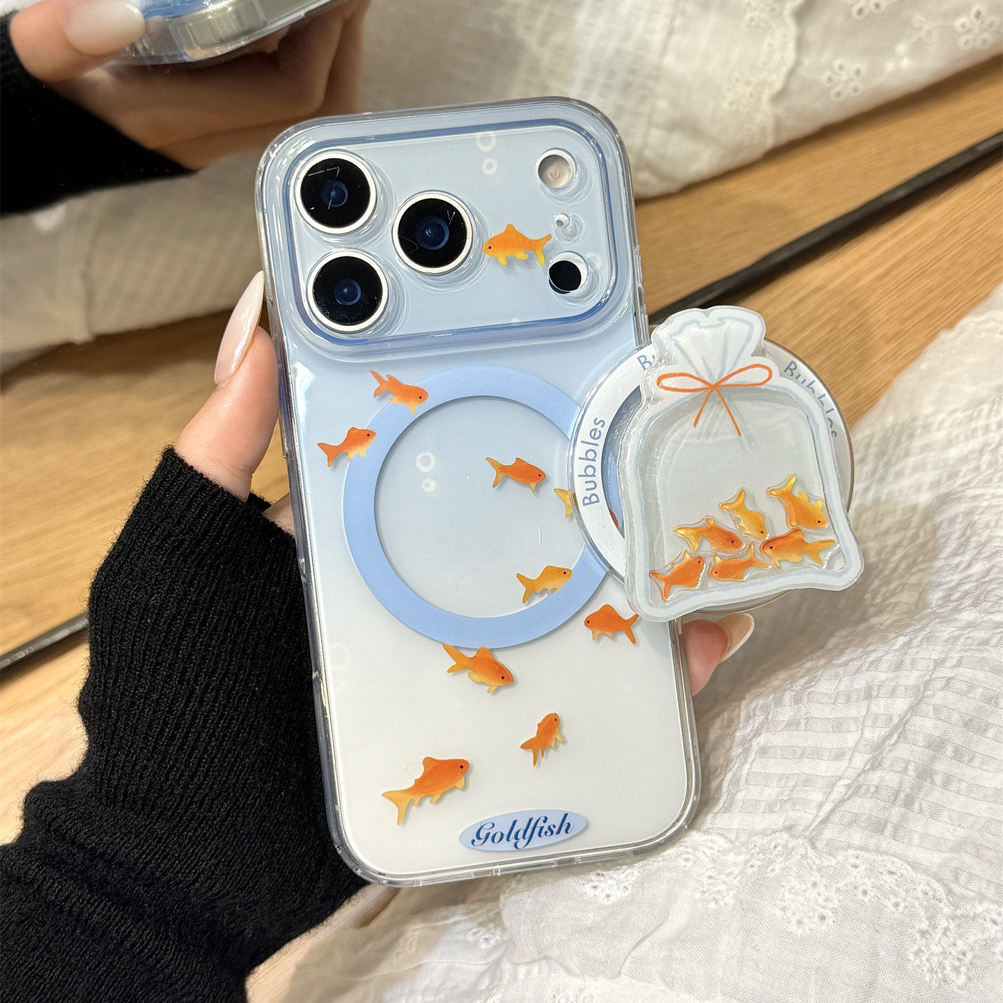 可爱喜庆油画金鱼锦鲤袋子摇摇乐磁吸支架适用于iphone17pr