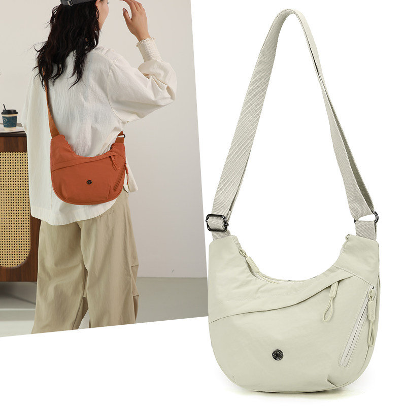 单肩女包港风文艺风时尚潮流斜挎包百搭女士纯色休闲韩版单肩包