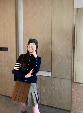 套装女2026新款韩系学院风减龄单排扣针织开衫显瘦格纹拼接半身裙