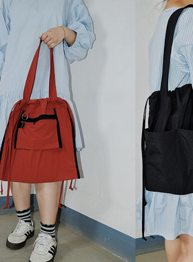 载迟原创设计2024秋 简约休闲两用抽绳单肩包 轻薄防水挎包单肩袋