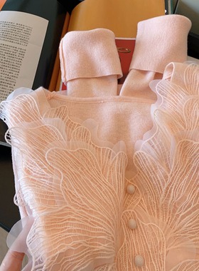 超仙粉色蕾丝拼接V领针织衫女秋冬2024新款温柔气质修身打底毛衣