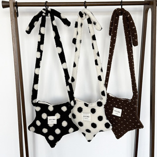 日版ins毛绒波点斜挎包小众设计可爱五角星单肩包休闲百搭毛毛包