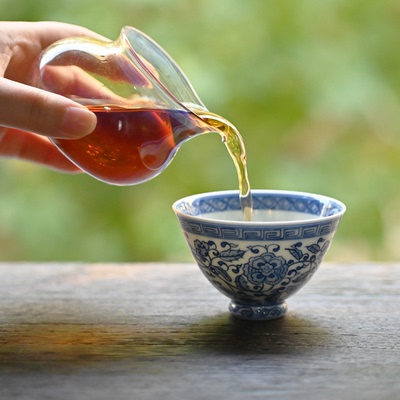 青花复古回纹缠枝牡丹斗笠杯