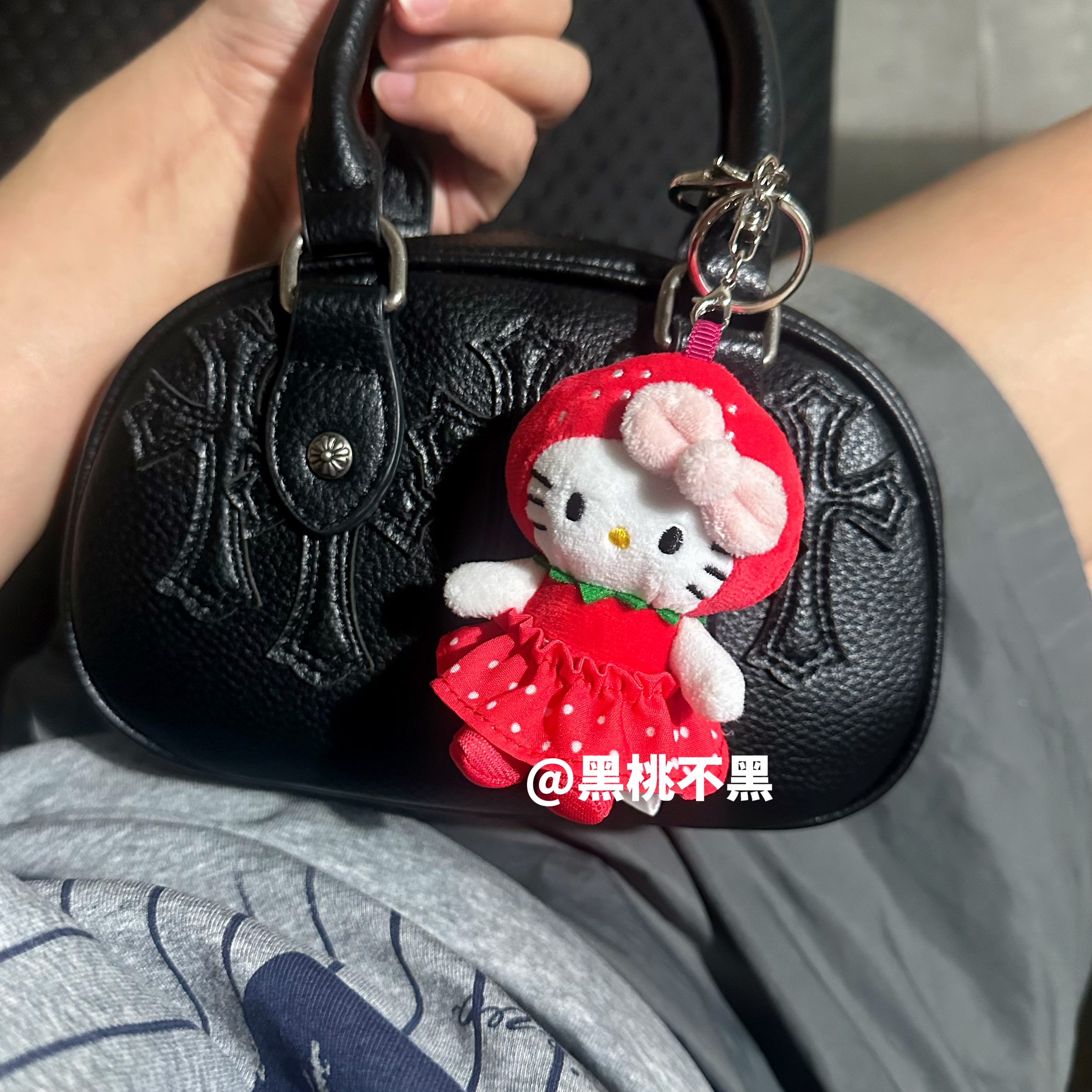 【现货】日本人气王Me%联名草莓kitty毛绒挂件玩偶钥匙扣包挂