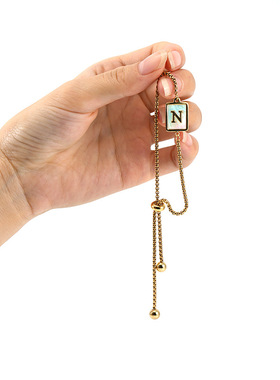 钛钢天然贝壳26字母拉拉手链女跨境不锈钢方18k金可调节手链