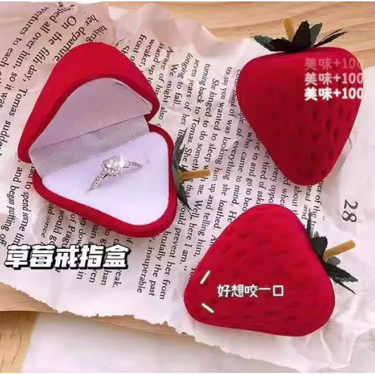 仿真浪漫收纳盒便携精致小红书同款红丝绒草莓戒指盒翻盖首饰盒