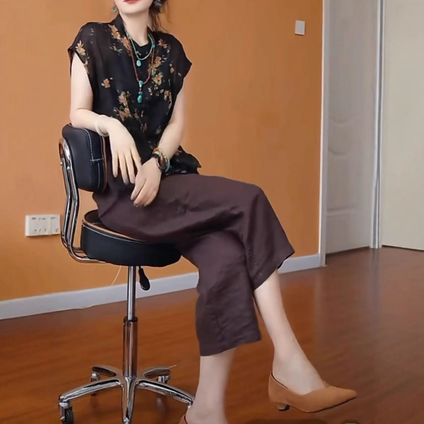 新中式2025夏季黑色碎花无袖小众宽松年轻妈妈上衣搭配净版阔腿裤