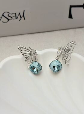 蓝色镂空蝴蝶水滴方钻耳钉