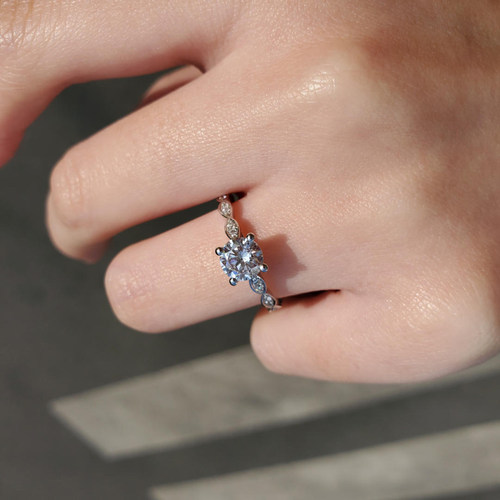 18K金定制美国进口D色莫桑钻石白金戒指，经典复古四爪钻戒