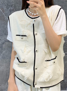 小香风羊毛针织马甲女秋季新款白色通勤圆领单排扣撞色毛须背心
