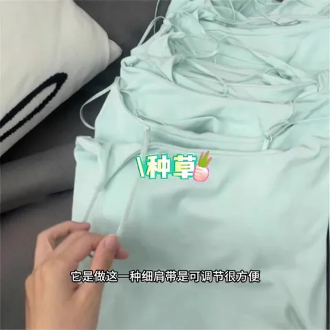 显瘦新款绝美背心吊带修身美背设计感绿色2024带胸垫多巴胺薄荷女