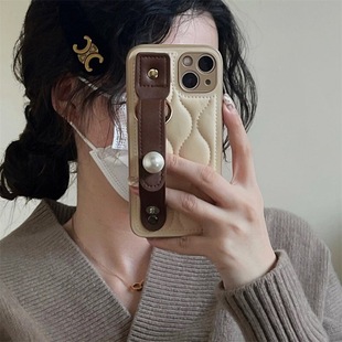 秋冬卡其色羽绒服手腕带适用12/13Pro/Max苹果X/XS/XR/15手机壳iPhone14promax硅胶女款个性创意11防摔保护套