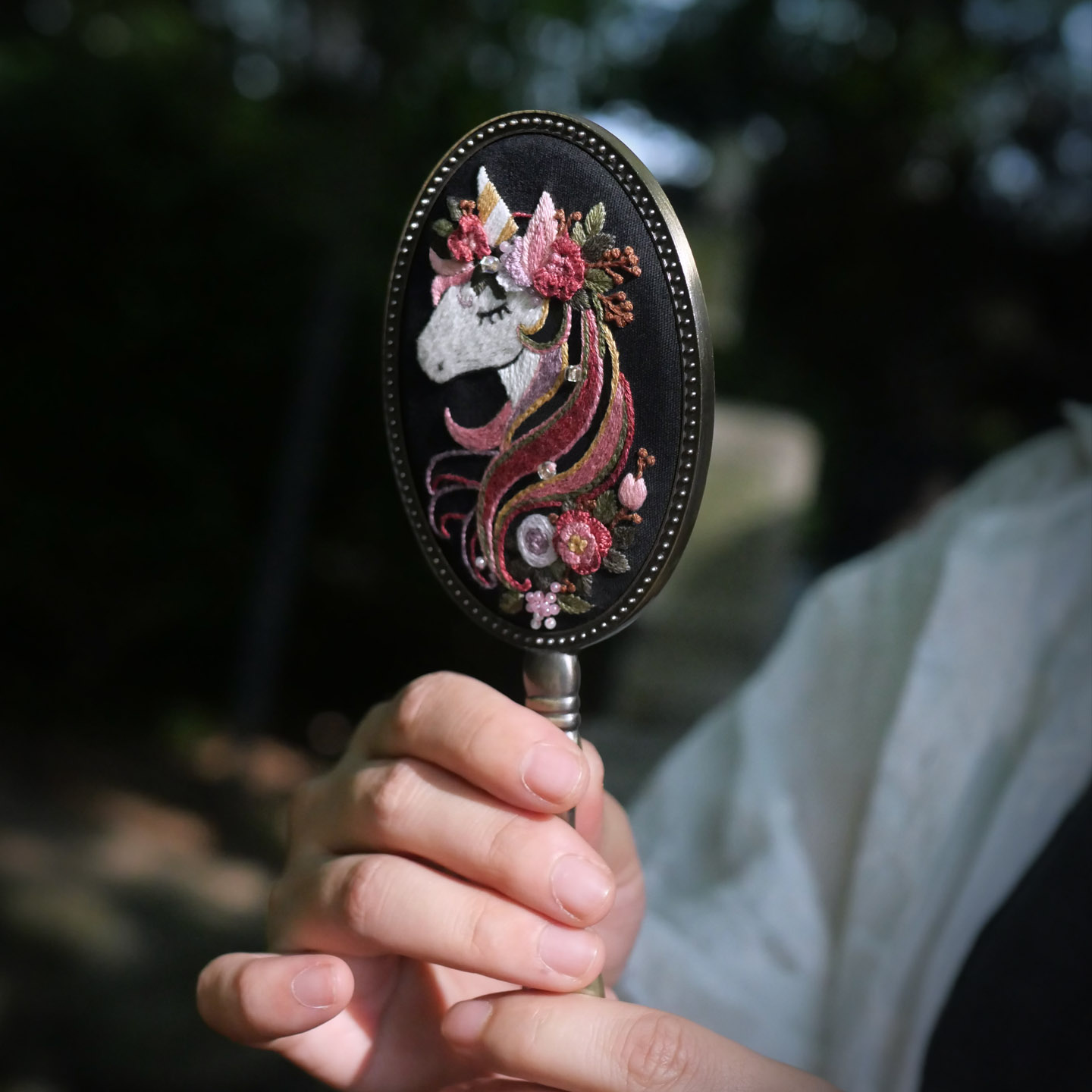 花寄 小白马刺绣diy手工材料包童话风手持镜木质胸针香囊挂件礼物