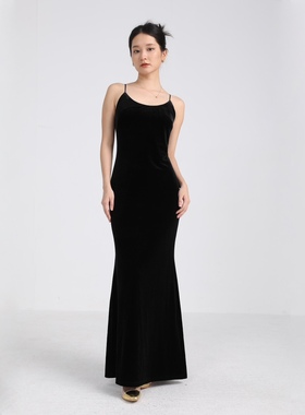 APSH懿千金新款女秋冬U领弹力丝绒连衣裙吊带礼服裙露背性感收腰