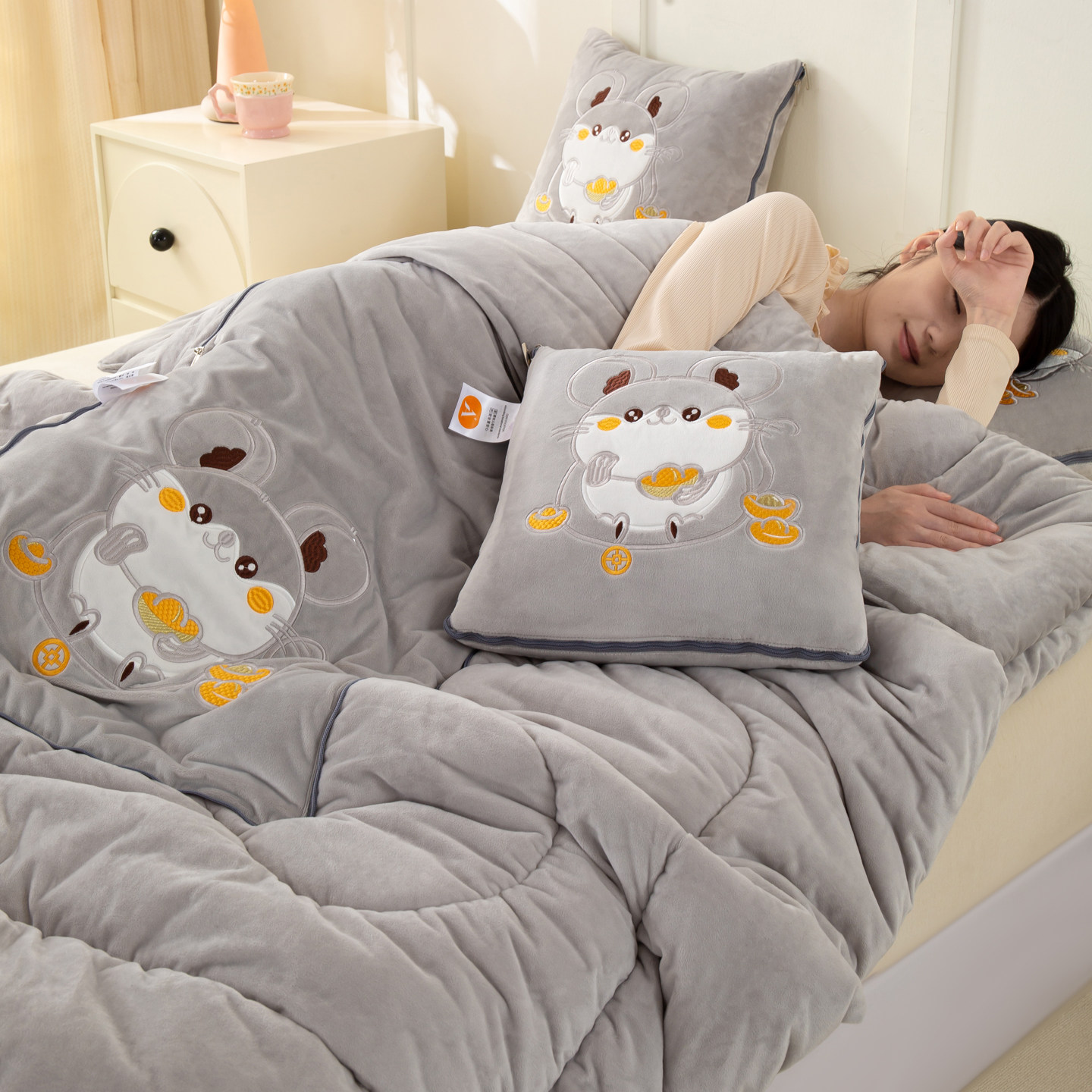 抱枕被子两用加厚折叠婴儿绒毯子保暖冬高端办公室汽车枕头二合一