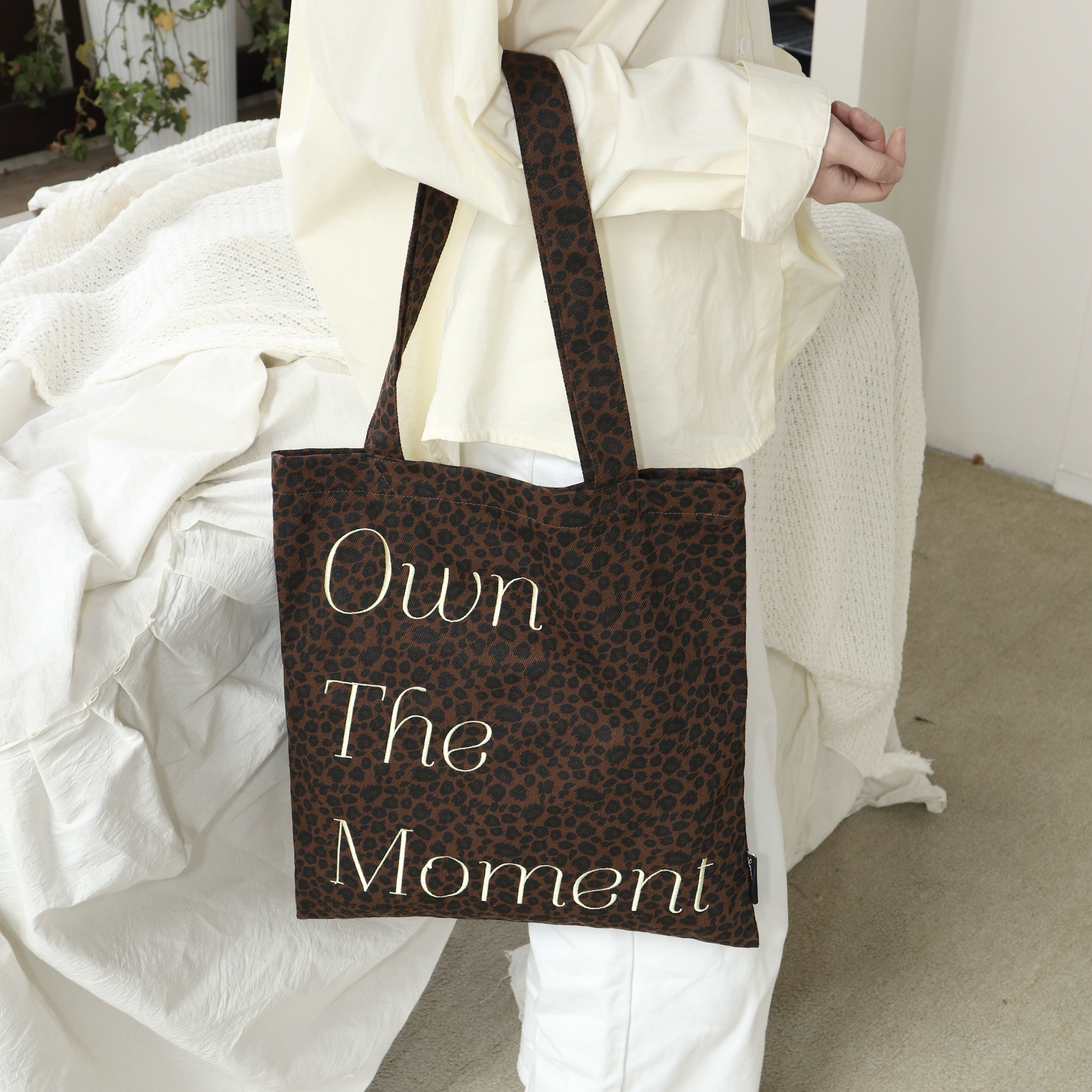 原创豹纹英文刺绣帆布包