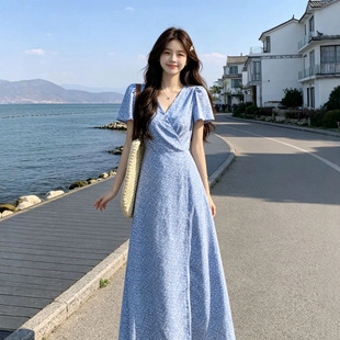 150小矮个子法式v领碎花连衣裙女初秋海边度假气质收腰a字中长款