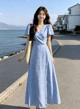蓝色v领碎花连衣裙子女2025新款秋季法式小个子甜美收腰气质长裙